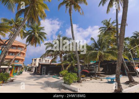 Maafushi, Malediven - 25. Juni 2021: Das tägliche Leben der Einheimischen auf den Maafushi Straßen Stockfoto