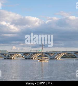 Hochschiff Providence Replica Sailing auf dem Potomac River in Alexandria, Virginia. Stockfoto