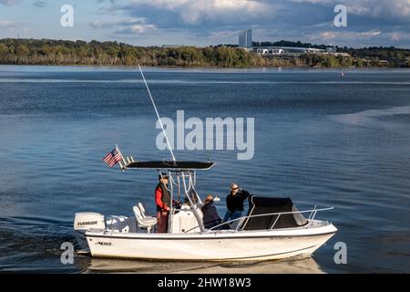 Bootstouren auf dem Potomac River, Alexandria, Virginia. MGM National Harbor Casino, Maryland, im Hintergrund. Stockfoto