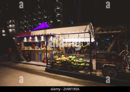 Maafushi, Malediven - 25. Juni 2021: Verschiedene Obst- und Gemüsesorten im Fruit Shop auf den abendlichen Maafushi Straßen Stockfoto