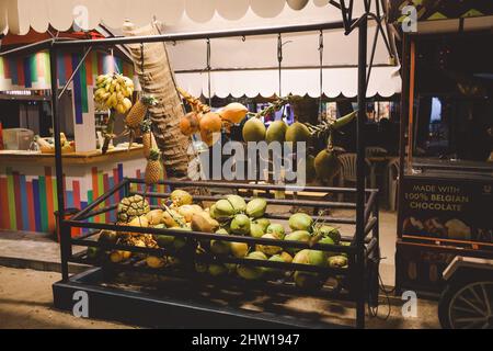 Maafushi, Malediven - 25. Juni 2021: Verschiedene Obst- und Gemüsesorten im Fruit Shop auf den abendlichen Maafushi Straßen Stockfoto