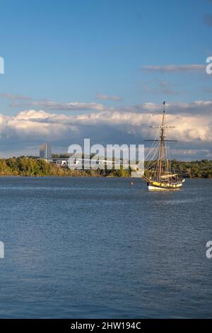 Hochschiff Providence Replica Sailing auf dem Potomac River in Alexandria, Virginia. MGM National Harbor Casino im Hintergrund. Stockfoto