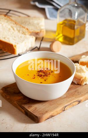 Hausgemachte würzige Suppe mit Bio-Kürbis Stockfoto
