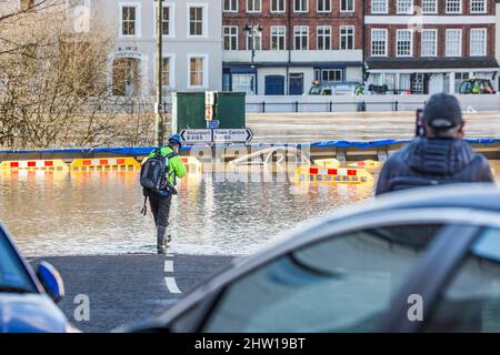 Bewdley, Großbritannien. 23.. Februar 2022. Die Umweltbehörde überprüft den Hochwasser-Wasserstand, der den Zugang zu den Grundstücken unterbrochen hat. Kredit Lee Hudson Stockfoto