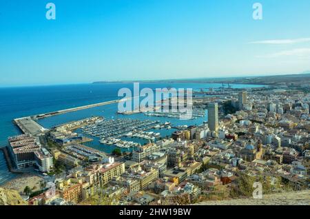 Blick vom Castillo de Santa Bárbara auf den Hafen von Alicante und das Mittelmeer mit vielen Segelbooten und Schiffen in der Bucht Stockfoto