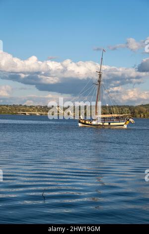 Hochschiff Providence Replica Sailing auf dem Potomac River in Alexandria, Virginia. Maryland Shoreline im Hintergrund. Stockfoto