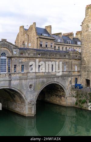 Vertikale Aufnahme der Pulteney Bridge über dem Fluss Avon in Bath, England Stockfoto