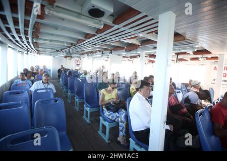 salvador, bahia, brasilien - 28. august 2017: Schnellboot für den Transport von Menschen für die Überfahrt von Mar Grande nach Salvador durch die Baía de Todos os San Stockfoto