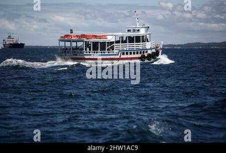 salvador, bahia, brasilien - 28. august 2017: Schnellboot für den Transport von Menschen für die Überfahrt von Mar Grande nach Salvador durch die Baía de Todos os San Stockfoto