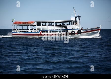 salvador, bahia, brasilien - 28. august 2017: Schnellboot für den Transport von Menschen für die Überfahrt von Mar Grande nach Salvador durch die Baía de Todos os San Stockfoto