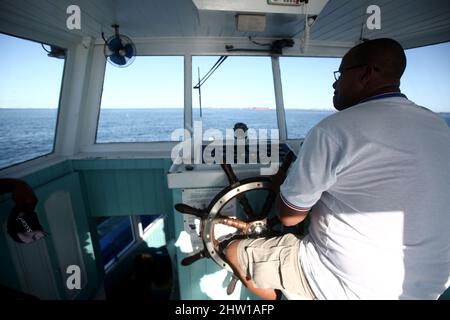 salvador, bahia, brasilien - 28. august 2017: Schnellboot für den Transport von Menschen für die Überfahrt von Mar Grande nach Salvador durch die Baía de Todos os San Stockfoto