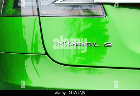 Paris, Frankreich - 29. Nov 2014: Rückansicht der Chrom-Beschilderung des Modells S auf einem neuen Luxus-Elektroauto Tesla in leuchtendem Grün Stockfoto