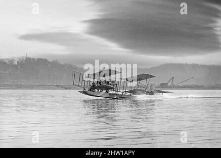 Ein Foto aus dem frühen 20.. Jahrhundert des Richardson Tandem-Doppeldecker-Wasserflugzeugs, das im April 1916 vom Potomac River, Maryland, Vereinigte Staaten von Amerika, abflog. Der Pilot ist wahrscheinlich George Alphonso Gray, der normalerweise als 'Pionier Wright Flieger' beschrieben wird. Er und seine Frau Jack waren bekannte Barnstormer. Stockfoto