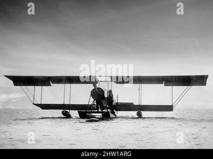 Eine Fotografie von Charles Rumney Samson (1883-1931) aus dem frühen 20.. Jahrhundert in einem kurzen Doppeldecker des Traktors von S41 in Southsea in Hampshire, England. Er war ein Pionier der britischen Marine-Luftfahrt, einer der ersten vier Offiziere, die von der Royal Navy für die Pilotenausbildung ausgewählt wurden. Die kurze S. 41 war ein britischer einmotoriger Doppeldecker, der 1912 für den Royal Naval Air Service gebaut wurde. Er war sowohl auf Rädern als auch auf Schwimmern betrieben werden können und war erfolgreich genug, um zwei weitere ähnliche Flugzeuge zu bauen, wobei der Typ bis in die frühen Jahre des Ersten Weltkriegs im Einsatz blieb. Stockfoto