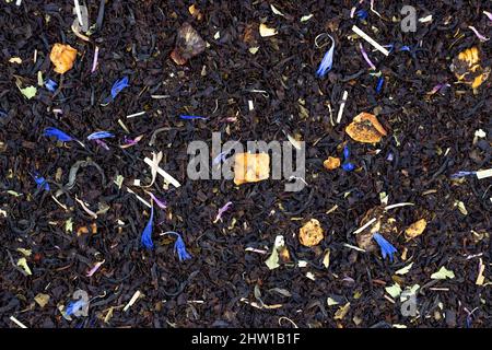 Gemischter Früchtetee. Kräutertee mit getrockneten Früchten und getrockneten Blumen zubereitet. Stockfoto