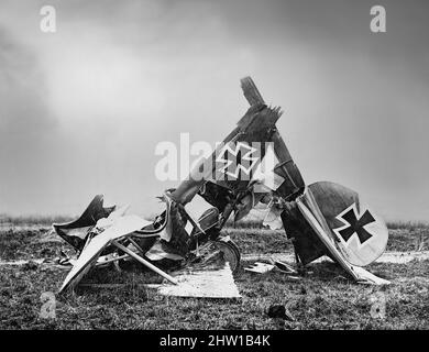 Ein Foto aus dem frühen 20.. Jahrhundert von einem abgestürzten zweiplanen Kampfflugzeug Albatros D.III, das während des Ersten Weltkriegs von der Luftstreitkräfte der Kaiserlichen Deutschen Armee eingesetzt wurde Stockfoto
