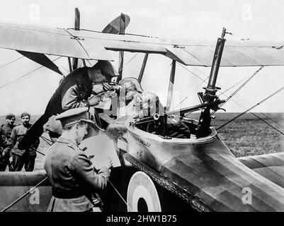 Ein Foto aus dem frühen 20.. Jahrhundert vom Piloten und Beobachter einer Royal Aircraft Factory R.E.8 Doppeldecker der Squadron Nr. 59, der Anweisungen von Major Charles Jospeh Mackay erhielt, bevor er vom Vert-Galland Aerodrome, Frankreich, abflog, 15. Mai 1918. Stockfoto