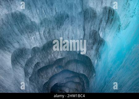 Frankreich, Haute-Savoie (74), Chamonix-Mont-Blanc, Mer de Glace Höhle, Montenvers,Eingang zur Eishöhle, das Alter des Eises, in dem die Höhle gegraben wird, ist etwa 300 Jahre alt, das hier gesehene stammt aus der Erstbesteigung des Mont-Blanc (1786), Die in diesem Eis sichtbaren Blasen fangen die Luft jener Zeit ein, Stockfoto