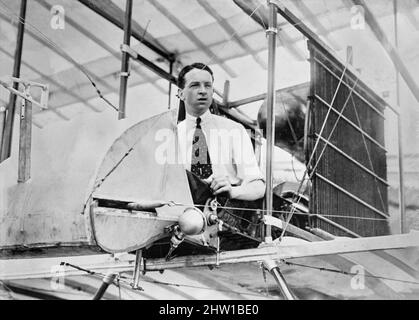 Ein Foto des englischen Fliegers Thomas (Tommy) Octave Murdoch Sopwith (1888-1989) aus dem frühen 20.. Jahrhundert im Doppeldecker Howard Wright. Er brachte sich selbst bei, auf einem Howard Wright Avis-Eindecker zu fliegen und flog am 22. Oktober 1910 zum ersten Mal alleine in die Luft. Im Juni 1912 hat Sopwith zusammen mit Fred Sigrist und anderen die Sopwith Aviation Company gegründet, die über 18.000 Flugzeuge des Ersten Weltkriegs für die alliierten Streitkräfte produzierte, darunter 5747 der einsitzigen Sopwith Camel Stockfoto