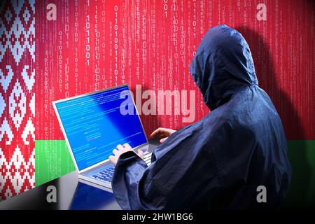 Anonymer kapuzter Hacker, Flagge von Belarus, Binärcode - Cyber-Angriffskonzept Stockfoto