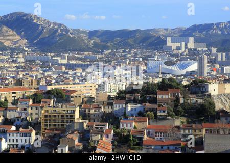 Frankreich, Bouches du Rhone, Marseille, Gesamtansicht von der Basilika Notre Dame de la Garde, die im Südosten der Stadt den Spitznamen gute Mutter trägt, und dem Velodrome-Stadion Stockfoto