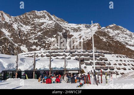 Frankreich, Hautes Pyrenäen, Wintersportort Piau Engaly, Terrasse einer Bar Restaurant am Fuße der Pisten Stockfoto