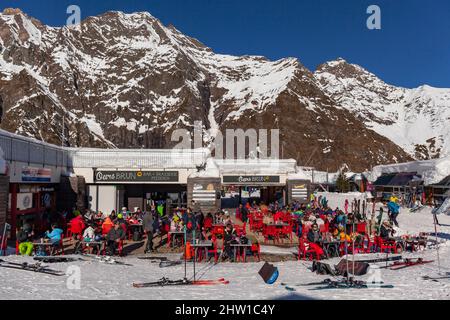 Frankreich, Hautes Pyrenäen, Wintersportort Piau Engaly, Terrasse der Bar Restaurant L'Ours Brun am Fuße der Pisten Stockfoto