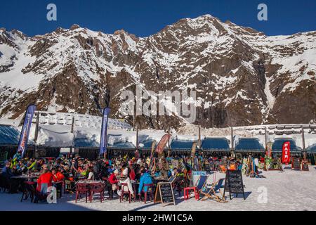 Frankreich, Hautes Pyrenäen, Wintersportort Piau Engaly, Terrasse von Bars Restaurants am Fuße der Pisten Stockfoto