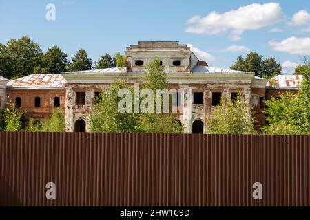 Das gut Tschernyschow im Dorf Jaropolez, Bezirk Wolokolamsk, Russland Stockfoto