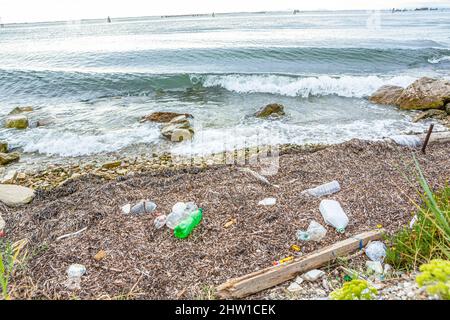 Italien, Venetia, Venedig, von der UNESCO zum Weltkulturerbe ernannt, Insel Pellestrina, Abfall am Strand Stockfoto
