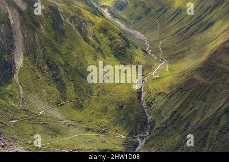 Schweiz, Kanton Tessin, Ulrichen, Nufenenpass, erhöhte Sicht auf das Tal des Flusses Agene, bei Gries-Staudamm Stockfoto