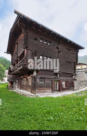 Schweiz, Kanton Wallis, M?nster-Geschinen, traditionelle Chalets aus altem geschwärztem Lärchenholz, auf Stelzen platziert, um den Schnee zu überwinden und den Boden von Ratten zu isolieren, mit ausgewogenen flachen Steinen Stockfoto