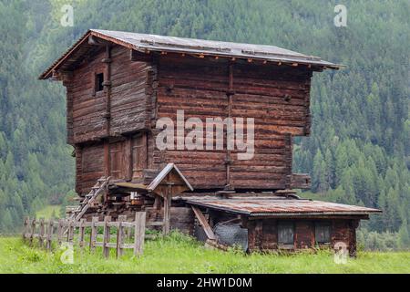 Schweiz, Kanton Wallis, M?nster-Geschinen, traditionelle Chalets aus altem geschwärztem Lärchenholz, auf Stelzen platziert, um den Schnee zu überwinden und den Boden von Ratten zu isolieren, mit ausgewogenen flachen Steinen Stockfoto