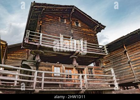 Schweiz, Kanton Wallis, M?nster-Geschinen, traditionelle Chalets aus altem geschwärztem Lärchenholz, auf Stelzen platziert, um den Schnee zu überwinden und den Boden von Ratten zu isolieren, mit ausgewogenen flachen Steinen Stockfoto