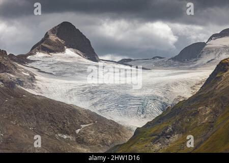 Schweiz, Kanton Tessin, Ulrichen, Nufenenpass, Gries-Staudamm, Standort des höchsten Windparks in Europa, Blick auf den Arbola Peak (Ofenhorn, 3235m), an der Grenze zwischen Italien und der Schweiz gelegen Stockfoto