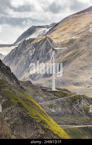 Schweiz, Kanton Tessin, Ulrichen, Nufenenpass, Gries-Staudamm, Windturbine in seiner bergigen Umgebung, Standort des höchsten Windparks in Europa, 2500 Meter über dem Meeresspiegel Stockfoto