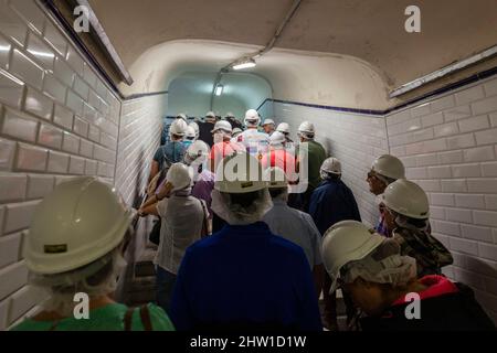 Spanien, Aragon, Huesca, Canfranc, Internationaler Bahnhof (1200 Meter Höhe), eine Gruppe von Touristen geht in Richtung des Hauptgebäudes, in dem sich das Museum der alten Bahnlinie Pau-Zaragoza befindet, die seit 1970 aufgegeben wurde, und der Bahnhof wird gerade sanieren, um ihn in ein Luxushotel zu verwandeln Stockfoto