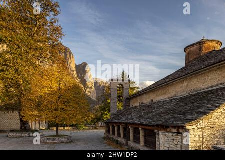 Griechenland, Epirus-Region, Zagorohoria-Gebirge, Vikos-Aoos-Schlucht-Nationalpark (die tiefsten Schluchten der Welt), Vikos, Steinkirche des Heiligen Tryphon Stockfoto