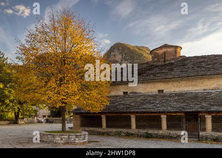 Griechenland, Epirus-Region, Zagorohoria-Gebirge, Vikos-Aoos-Schlucht-Nationalpark (die tiefsten Schluchten der Welt), Vikos, Steinkirche des Heiligen Tryphon Stockfoto