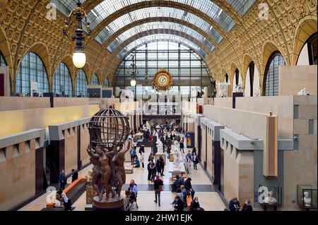 Frankreich, Paris, Museum Orsay, Gesamtansicht des Kirchenschiffs mit den vier Teilen der Welt im Vordergrund, die Skulptur von Jean-Baptiste Carpeaux, die die Himmelskugel unterstützt Stockfoto