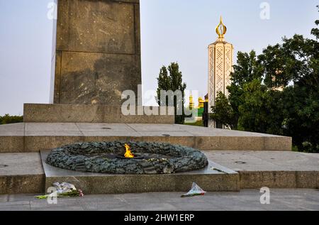 Die Flamme brennt am Grab des unbekannten Soldaten im Park des ewigen Ruhms in der ukrainischen Hauptstadt Kiew (Kiew). Stockfoto