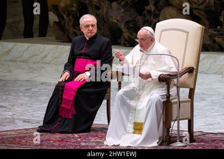 Vatikanstadt, Vatikan. 02. März 2022. Papst Franziskus hält seine Rede während seiner Generalaudienz am Mittwoch. Traditioneller Papst Francisí Mittwoch Generalaudienz in der Audience Hall von Paul VI. In der Vatikanstadt. Kredit: SOPA Images Limited/Alamy Live Nachrichten Stockfoto