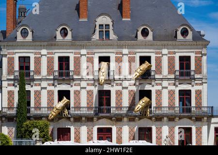 Frankreich, Loir et Cher, Blois, Loire-Tal, das von der UNESCO zum Weltkulturerbe erklärt wurde, Drache aus den Fenstern des Hauses der Magie, Maison de la Magie Robert-Houdin, Erscheinung des sechsköpfigen Drachen Stockfoto