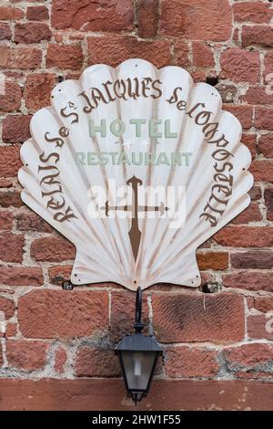 Frankreich, Corr?ze, Tal der Dordogne, Collonges-la-Rouge, das zu den Les Plus Beaux Villages de France (den schönsten Dörfern Frankreichs) zählt, zeigt ein Hotel-Restaurant die Jakobsmuschel, das Symbol der Pilger auf dem Weg nach Santiago de Compostela, dem Jakobsweg Stockfoto