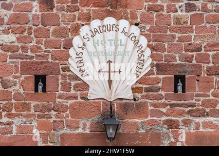 Frankreich, Corr?ze, Tal der Dordogne, Collonges-la-Rouge, das zu den Les Plus Beaux Villages de France (den schönsten Dörfern Frankreichs) zählt, zeigt ein Hotel-Restaurant die Jakobsmuschel, das Symbol der Pilger auf dem Weg nach Santiago de Compostela, dem Jakobsweg Stockfoto