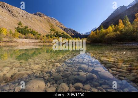 Frankreich, Hautes-Alpes, denkmalgeschütztes Dorf Villar-d'Arene, Pied du Col See Stockfoto