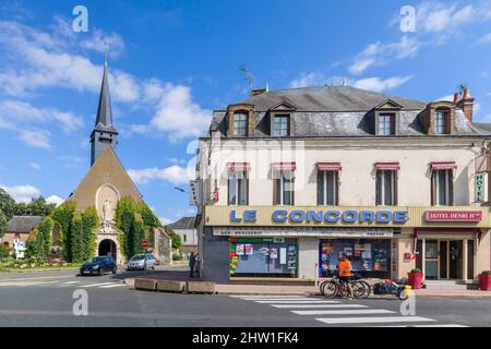 Frankreich, Loiret (45), Loire-Tal, das von der UNESCO zum Weltkulturerbe erklärt wurde, Sully-sur-Loire, Radfahrer im Stadtzentrum vor der Bar La Concorde, im Hintergrund die Kirche Saint-Ythier Stockfoto