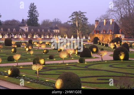 Frankreich, Indre et Loire, Touraine, Loire-Tal, das von der UNESCO zum Weltkulturerbe erklärt wurde, Chateaux de la Loire, Chenonceaux, Schloss Chenonceau, Garten von Diane de Poitiers mit dem Kanzleramt auf der rechten Seite und der Galerie Domes im Hintergrund bei Einbruch der Dunkelheit Stockfoto