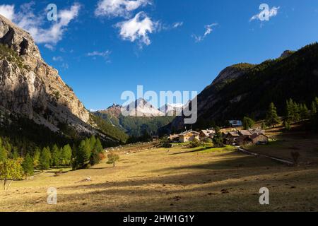 Frankreich, Hautes-Alpes, Nevache, Tal, Weiler Granges Etroite, im Hintergrund der Gipfel von Charra (2844m) Stockfoto