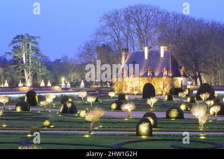 Frankreich, Indre et Loire, Touraine, Loire-Tal, das von der UNESCO zum Weltkulturerbe erklärt wurde, Chateaux de la Loire, Chenonceaux, Schloss Chenonceau, Garten von Diane de Poitiers mit der Kanzlei in der Abenddämmerung Stockfoto